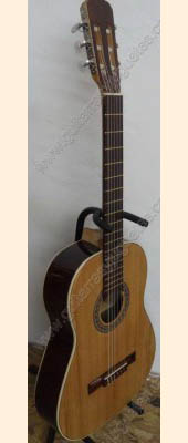 guitarra de Paracho de cedro con pinabete modelo CGCE sin curva vista color nogal vista lateral